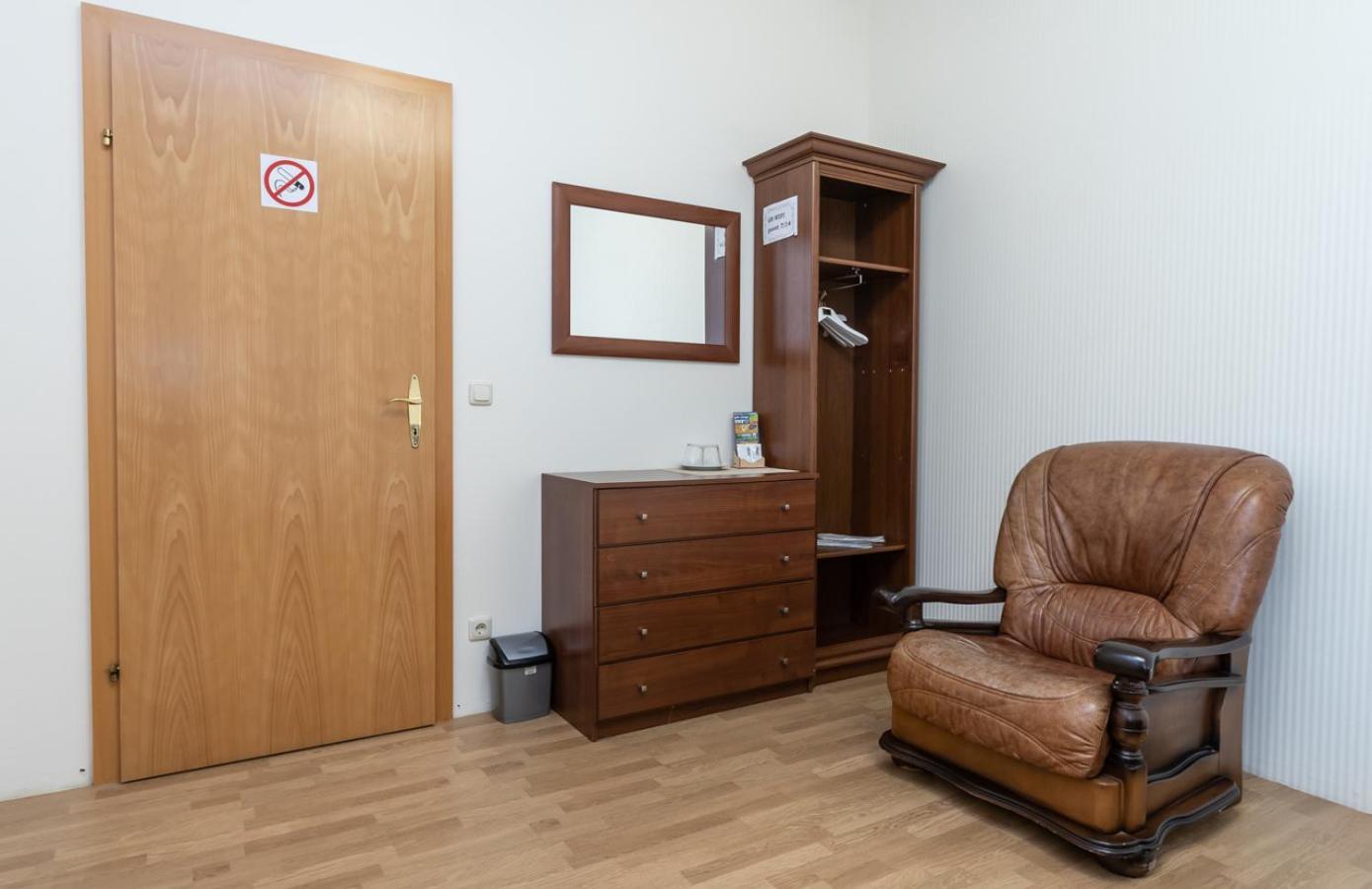 Mini-hotel Guest فندق